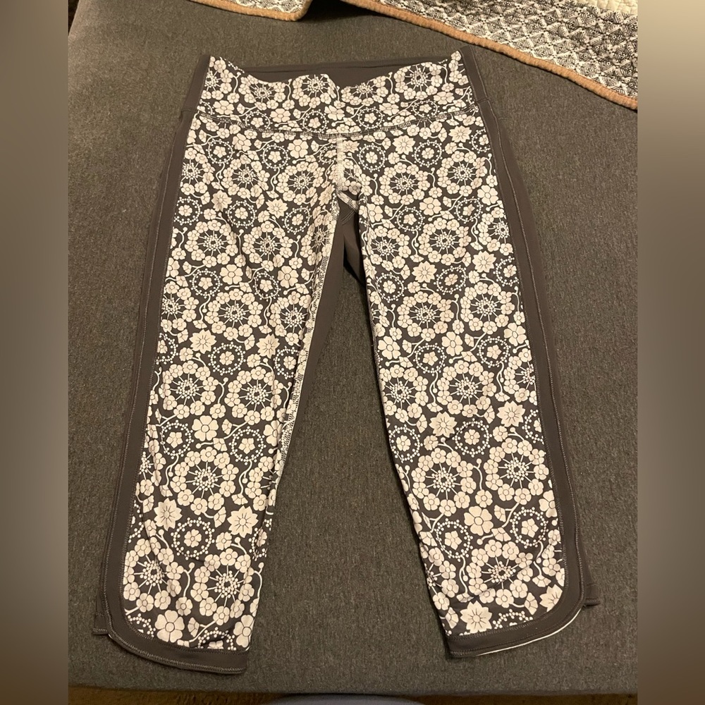 Lululemon crop leggings size 4